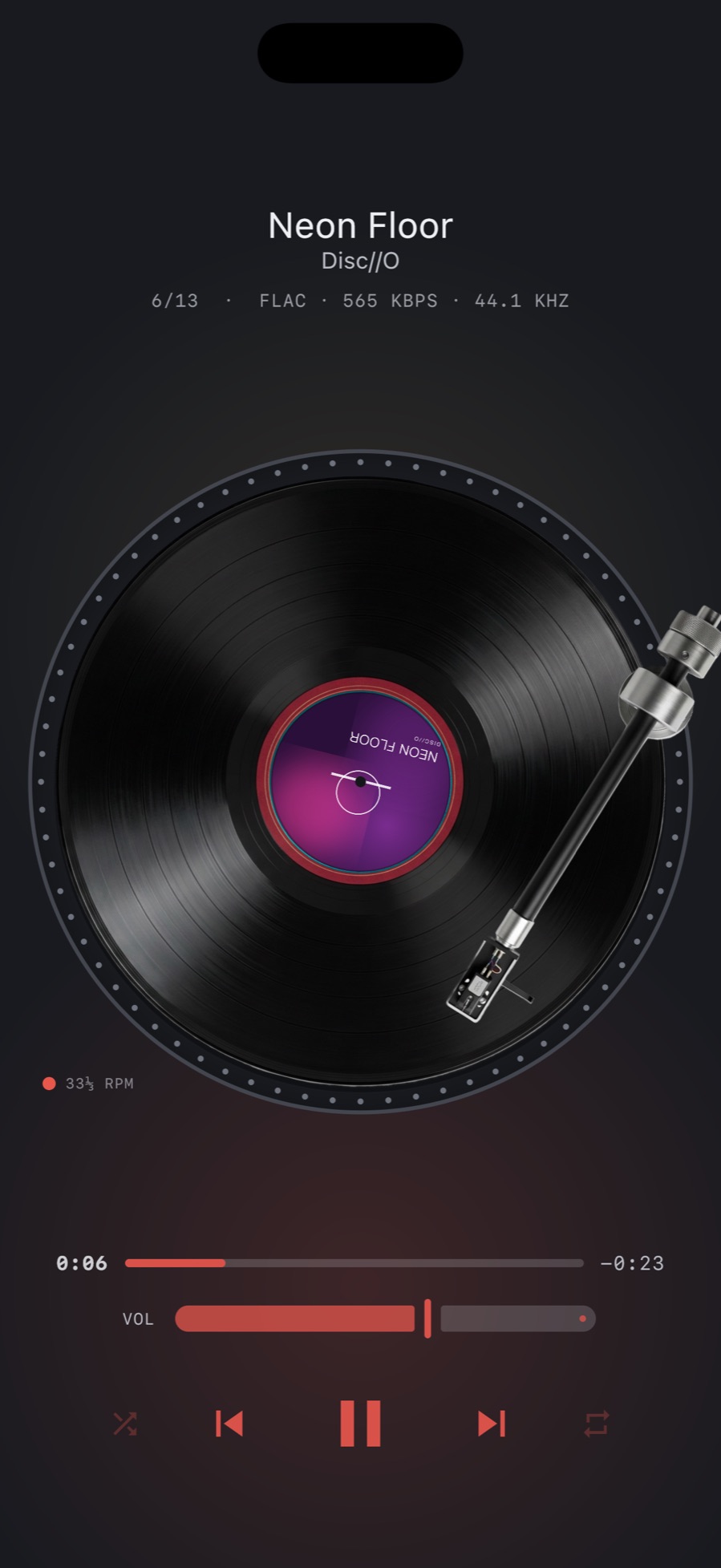 FLAC ファイルを再生する iPhone 上の MP95 ターンテーブル。トラックラインは FLAC · 565 kbps · 44.1 kHz を読み取ります