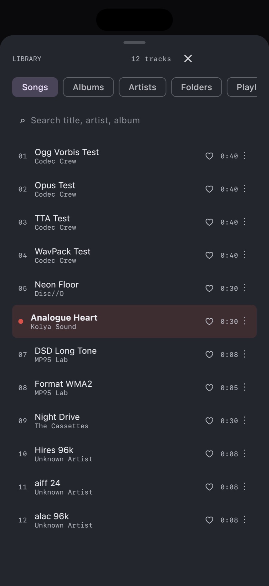 Die MP95-Bibliothek auf dem iPhone listet Dateien in vielen Formaten nebeneinander auf: Ogg Vorbis, Opus, TTA, WavPack, FLAC, AAC, DSD, WMA, ein 96-kHz-WAV, ein 24-Bit-AIFF und eine 96-kHz-Apple-Lossless-Datei
