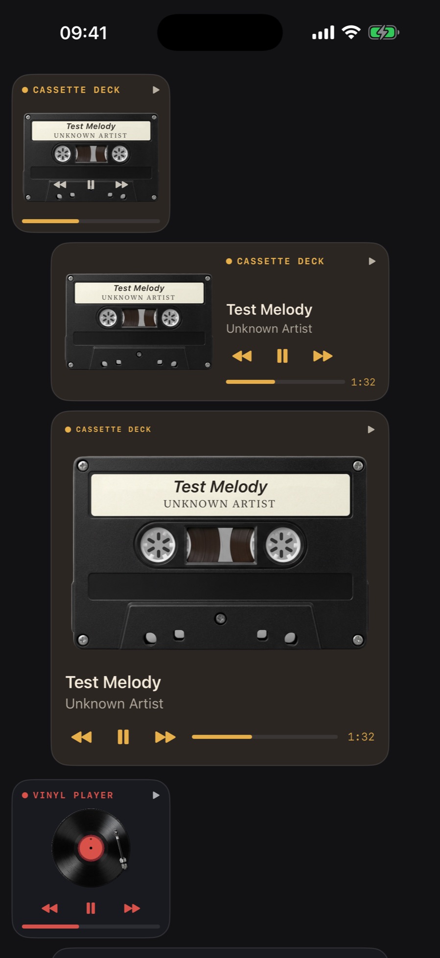 Widgets für den Startbildschirm des MP95-Kassettendecks auf dem iPhone in kleinen, mittleren und großen Größen, mit dem Titel, einem Live-Abspielkopf und Transporttasten