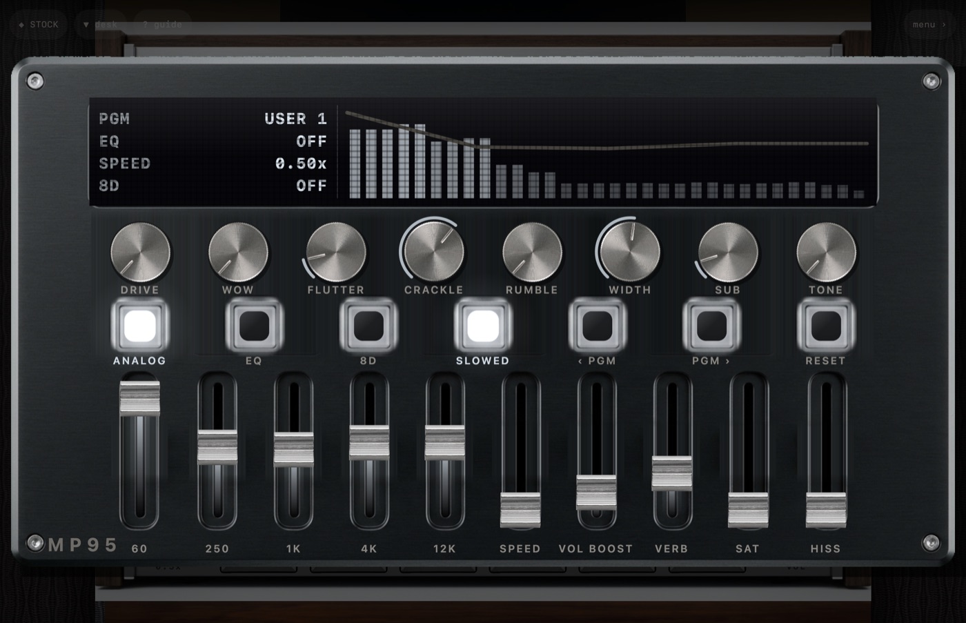 Mac の MP95 サウンド デスク: ドライブ、ワウ、フラッター、パチパチ音、ランブル、幅、サブおよびトーン ノブ、EQ フェーダー、SLOWED キーが点灯
